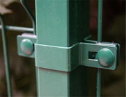 50mm Pvc van de Gaten bedekte Groen Kleur Eenvoudige met een laag de Greep van de de Omheiningsgreep van het Draadnetwerk